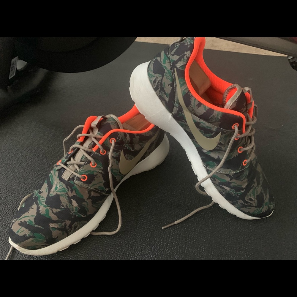 Men’s Nike Roshe Camo w/ bright orange. Size 10.5